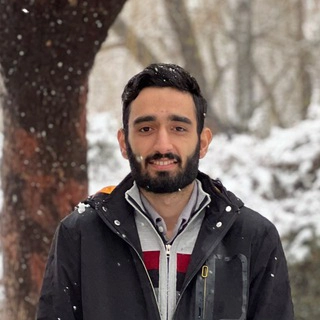 تصویر فرید حکیم‌فعال، گرافیک دیزاینر در خانه خلاق نبراس